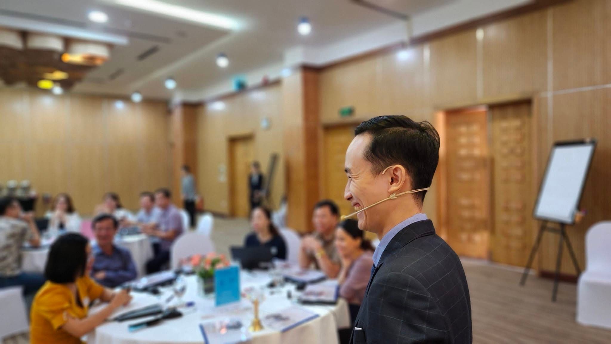 Anh Đỗ Thành Công đang giảng dạy trong một workshop của Edube